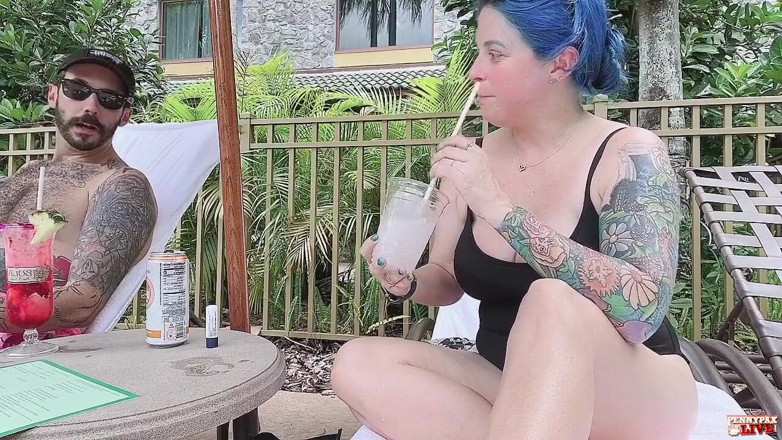 Penny Pax: Пенні Пакс підібрав біля басейну повний незнайомець!
