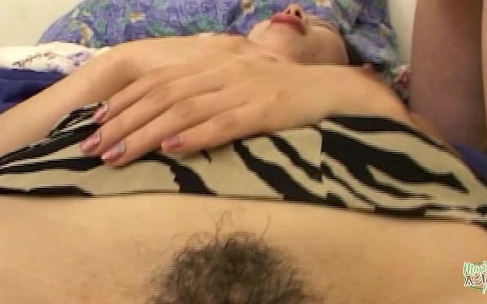 Magic Asian Pussy: Linda asiática entrega a su hombre con coño peludo y él...