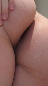 Grávida meia-irmã faz fetiche por banheiro e peidos grandes no banheiro e brinca com sua barriga e peitões