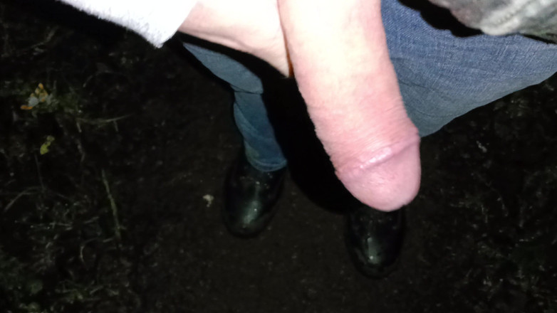 Rockardglans: Ночное круизное время, большой необрезанный член дрочит и кончает в лесу - Рокард папочка