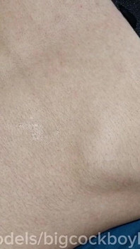 18-letni jebanie twink Hunk z wielkim kutasem wziął spermę w swojej dziurze!