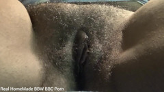 Super sexy ebony cuties: 特写用强大的鸡蛋振动器刺激我的阴户