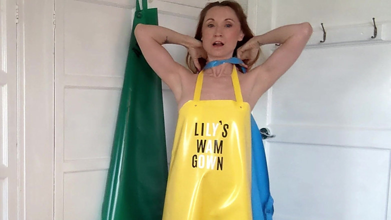 Lily kink: Stříkání děvky z PVC zástěry