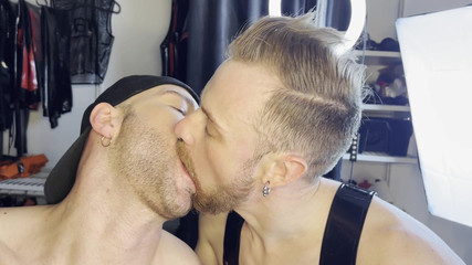 Latino4cumsluts: Yarağı ikiye katla, iki kez inle: baskın üstler tarafından kullanılan sürtük