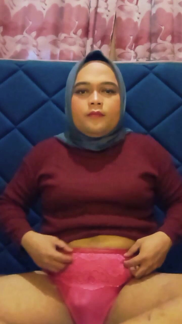 Ivvy Crossdresser: 아름다운 히잡을 쓴 Sissy 자위