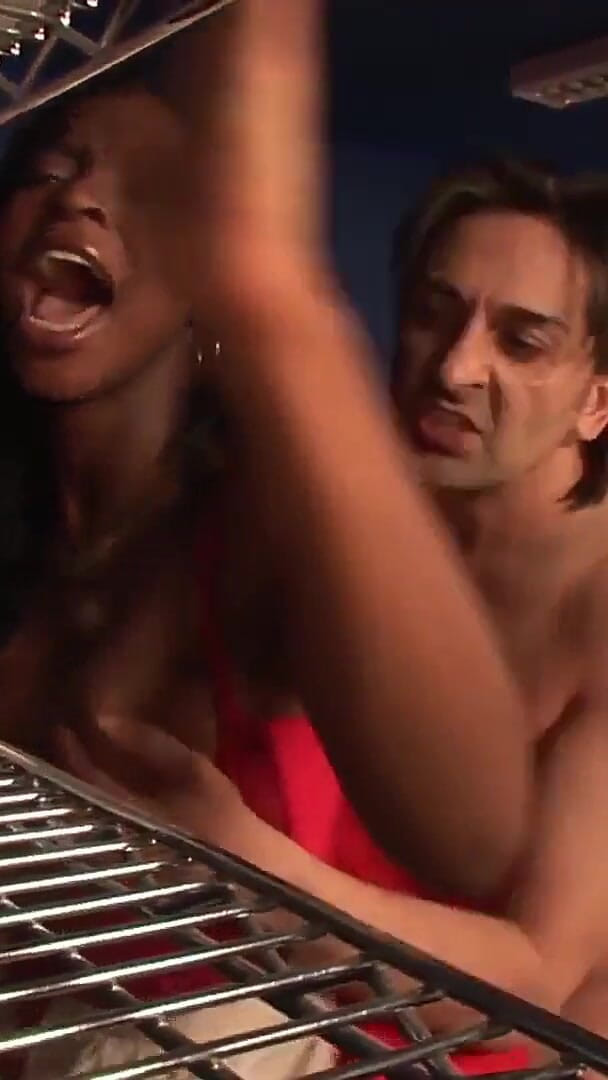 Ebony beauty: Jasmin webb, eine versaute ebenholz-freundin mit einer rasierten muschi und...