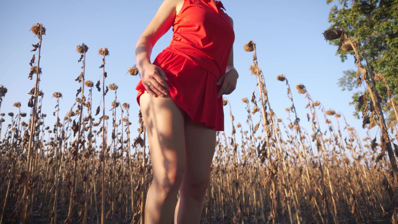 Teasecombo 4K: O mamă sexy incitantă în fustă scurtă își tachinează curul tanga sexy în...