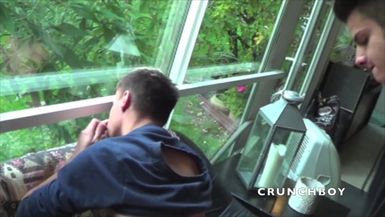 French Twinks Amator videos: Philip zonder condoom geneukt door een sexy tweeling van 23 jaar...
