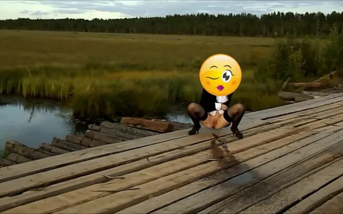 Lady Rose pee pee: Golden Rain 12-outdoor Pee Secretary.