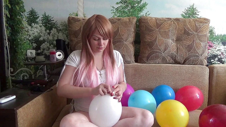 Diaper porn video – Big Diaper Dirty with Piss While Nicoletta Works in Smart Working on Her Pc She Fills It up Completely