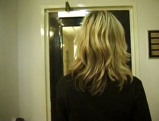 Flash Model Amateurs: Smerig blond meisje pist in de badkamer