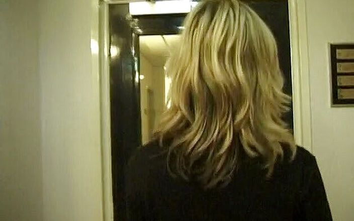 Flash Model Amateurs: Paskudna blondynka sika w łazience