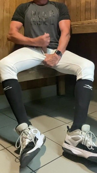 Buff Jacked Jockdad87 Randen in honkbaluitrusting in de sauna