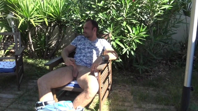 Gaybareback: Esteban Diaz dikongkek tanpa kondom oleh Fred di taman saya