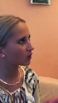 Veřejný telefon Deepthroat děvka polyká tlustou nálož