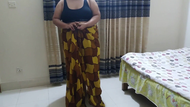 Aria Mia: モティ・ガンド・ワリ・タミルのホットなおばさんがサリーを着ていた時に見知らぬ人からアナルセックスを受ける