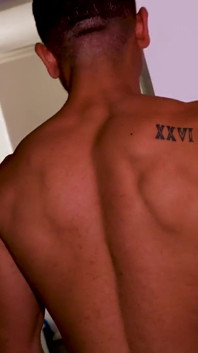 Sexy hřebec škrtí jeho ptáka pro kameru