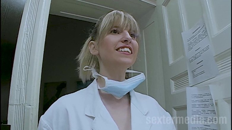Sextermedia by Pete: Kara pisse et baise dans le bureau du docteur