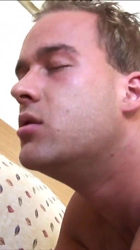 Freunde ficken Ärsche und lutschen schwänze mit strap-on