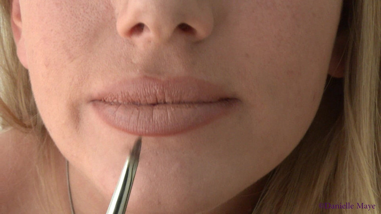 Danielle Maye: Lip Liner pov(देखने का बिंदु)