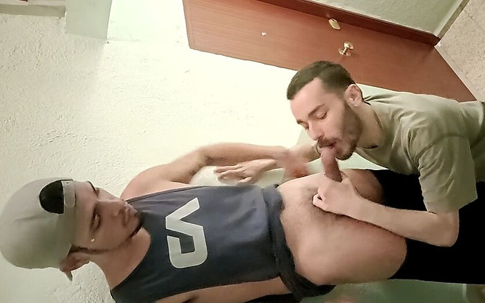 LEO BULGARI - Fucking my exes & Horny curious guys: Mastürbasyon yapıyor, bir şekilde patlıyor, merdivenlerin her yerine döl damlıyor!!