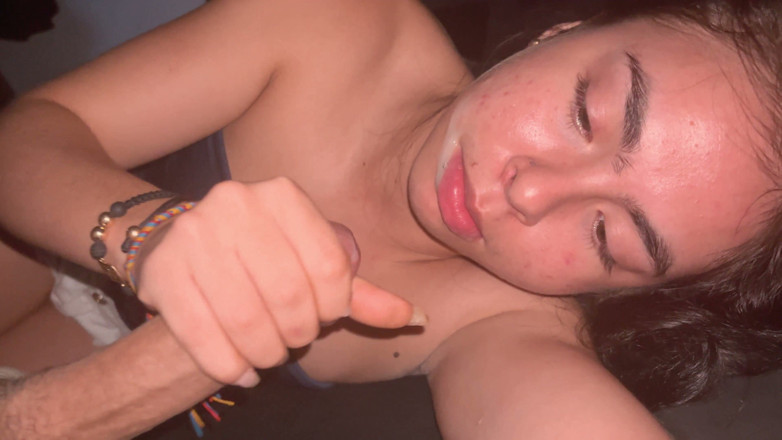 Teen amateur Latinas: Muie drăguță de 18 ani se termină cu ejaculare facială, apoi...