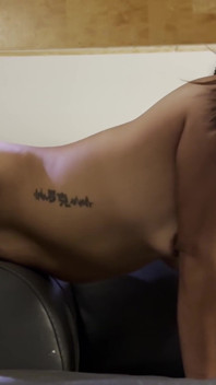 Pinay orta yaşlı seksi kadın bakış açısı loveseat domaltarak kremsi bacak damlıyor - lexxi wett