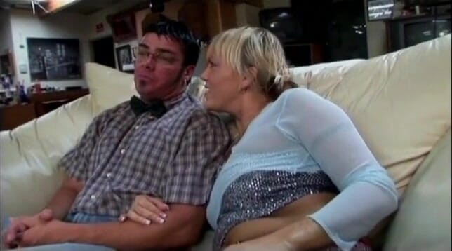American Idol X: Blonde milf met grote borsten neukt grote pik zuigend