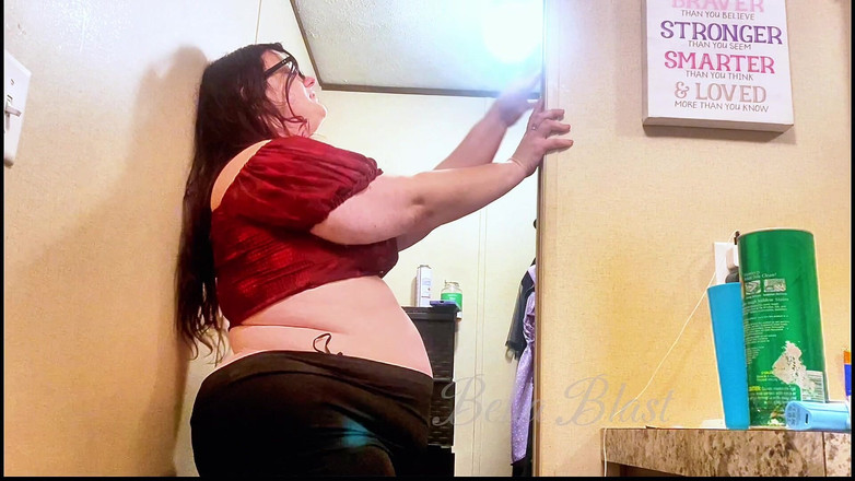 BellaBlast: Göt enerjisi kimsenin izlememiş gibi dans ediyor ve götü dışarı çıkıyor!