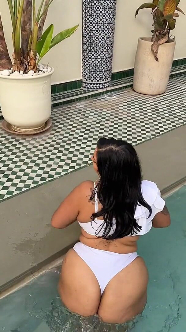 Zozonicoco: BBW Twerking ในสระ กระเด้งน้ำด้วยตูดยักษ์ ตูดอ้วนเปียกตบกันกลางแจ้ง