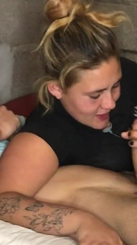 Je viens dans la bouche de ma femme et puis elle me transmet mon sperme en un baiser. Nous nous sommes beaucoup amusés à filmer cette vidéo