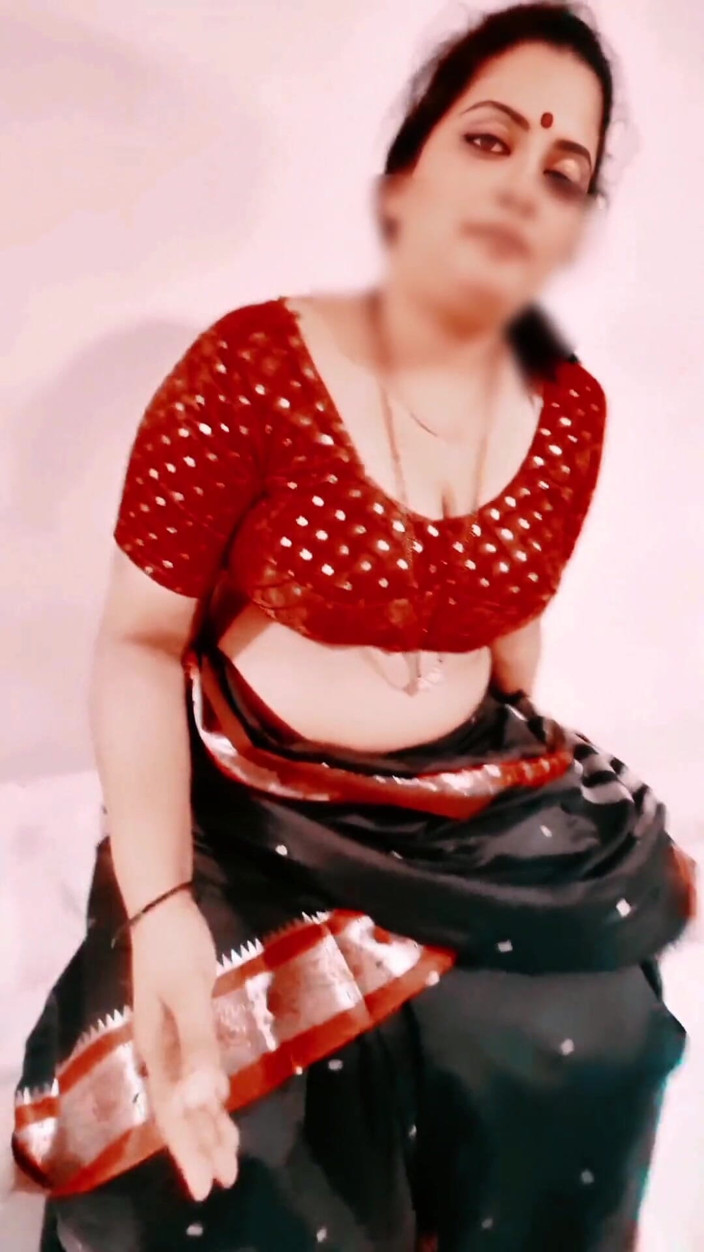 Sexybhabhi999: Сексуальна маратхі мамі насолоджується своїм молодим хлопцем, вона показує свою велику сторону ззаду