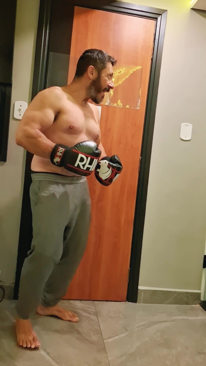 Punchbagplz: Gouine Wrestler - sesja treningowa kultu mięśni POV