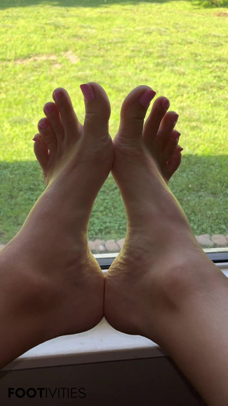 footivities: Ivys Feet on the Window