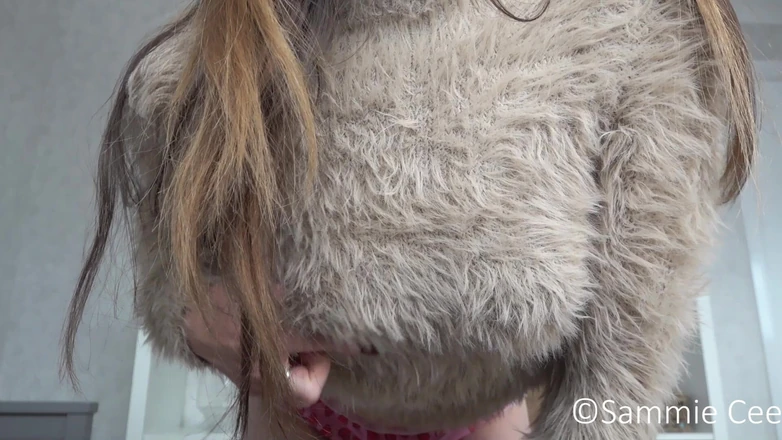 Sammie Cee: Fuzzy Svetr převléká povzbuzení honění