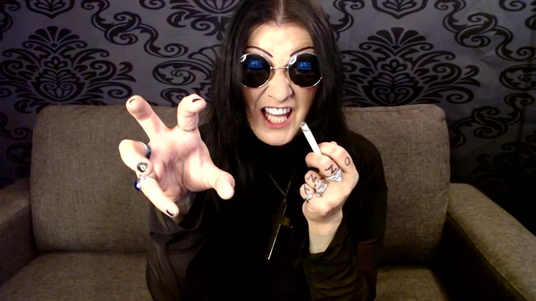 Abby Anna: Halloween Ozzy Cosplay MILF Fumando