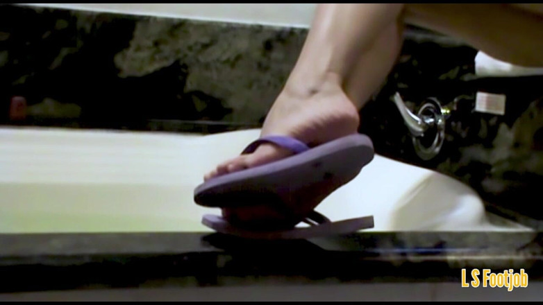 Footjob life style: Footjob seksi di bak mandi dengan sandal jepit dan kuku...