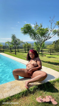 Une grosse black joue avec sa chatte au bord de la piscine