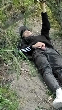 El Lindo Gay Twink Masturbándose La Polla, Tirado De Su Vuelo Mientras Está Al Aire Libre, Es Jon Arteen