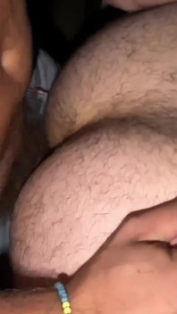 Cumdump grup sikiş pompası ve büyük yaraklar prezervatifsiz sikişiyor