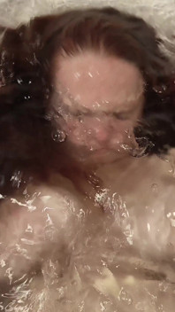 Punto di vista scopata subacquea faccia in su capelli giù missionaria nel bagno