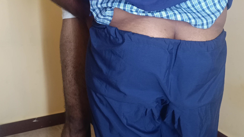 Ilakkiya: Tution大师骑乘姿势与学校一起享受制服