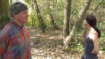 Femdom Austria: Umiliandolo con le loro spute e melma nella foresta