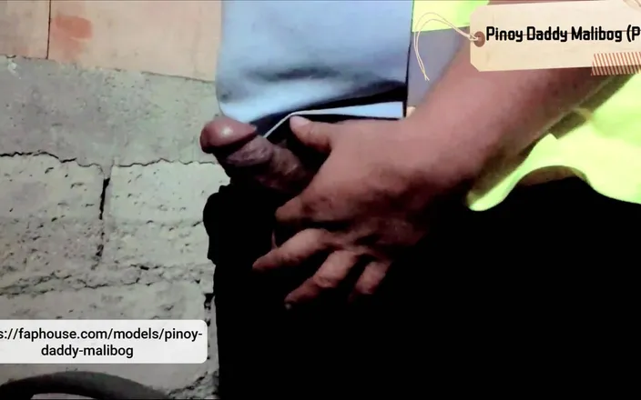 pinoy malibog: Filipino Worker Jerks His Juicy Dick After Shift After a...