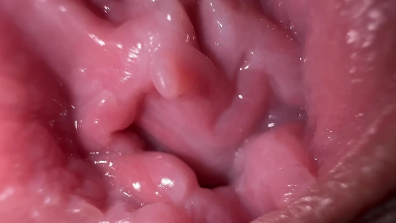 Kinky Mia: Gros plan sur une grosse chatte qui écarte les cuisses et...