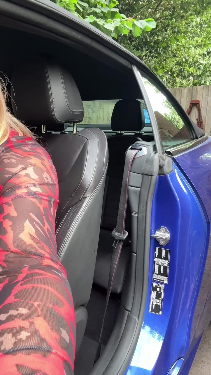 Kellycd2022: 빨간 동물 프린트 드레스와 힐을 입은 섹시한 크로스드레서 Kellycd2022