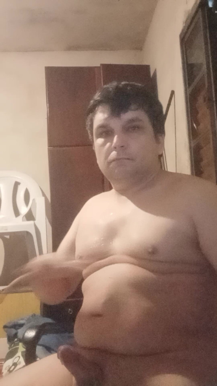 Claudio: Todo el semen extendido en mis tetas