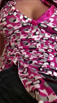 Un chico se corre en una chica cachonda con grandes tetas después de perforarla anal