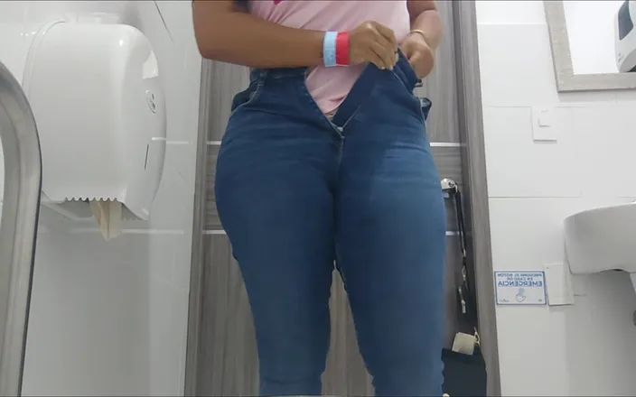 Katrina4deluxe: Amateur Camera of Girl Pissing in Public Toilet