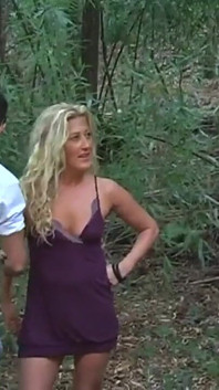 Ciro trouve un couple qui a des relations sexuelles orgasmiques dans les bois qu'il décide de rejoindre en échange de garder le secret